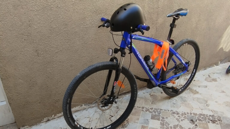 Bicicleta TopMega 29 con casco